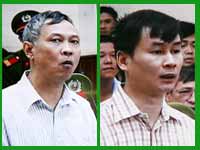 Hai nhà báo Nguyễn Việt Chiến (T) và Nguyễn Văn Hải (P) ở phiên tòa ngày 14/10/2008 tại Hà Nội. (Ảnh chụp từ màn ảnh truyền hình : Reuters)
