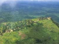 Khu đền Preah Vihear ở trên đồi, nhìn xuống bình nguyên Căm Bốt.
