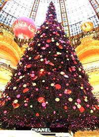 Cây thông Giáng Sinh cao tới tận vòm tại khu mỹ phẩm của Galeries Lafayette. (Ảnh : Ánh Nguyệt)
