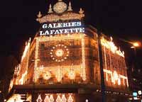 Cửa Hàng Galeries Lafayette tỏa sáng trong màn đêm(Ảnh : Ánh Nguyệt)