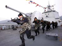 Lực lượng biệt động hải quân trên khu trục hạm Hải Khẩu Trung Quốc, ngày 25/12/2008, căn cứ Tam ÁẢnh: Reuters