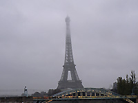 Tháp Eiffel chìm trong sương mù vào buổi sáng.(Ảnh : Trọng Nghĩa)