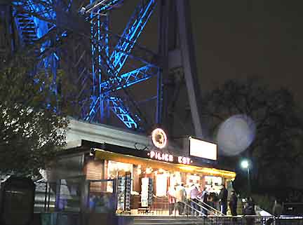 Dù trời tối, du khách vẫn sắp hàng mua vé lên tháp ngắm cảnh Paris về đêm.(Ảnh : Trọng Nghĩa)
