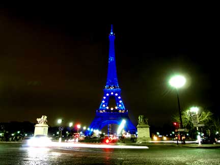Từ ngày Pháp lên làm chủ tịch Liên Hiệp Châu Âu vào tháng 6/2008, tháp Eiffel được khoác lên bộ áo màu xanh Châu Âu trong suốt  nhiệm kỳ sáu tháng.(Ảnh : Trọng Nghĩa)