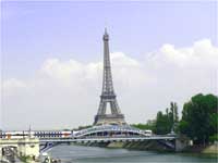 Tháp Eiffel nhìn từ cầu Grenelle.(Ảnh : Trọng Nghĩa)