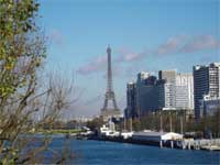Tháp Eiffel trong bộ áo ban ngày, nhìn từ phiá cầu Mirabeau nổi tiếng trên sông Seine.(Ảnh : Trọng Nghĩa)