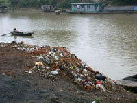 Sông biến thành bãi rác.(Ảnh : Vũ Thế Long)