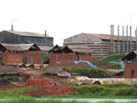 Nhà máy phân bón Lâm Thao thải thẳng chất độc hại ra khu vực chung quanh.