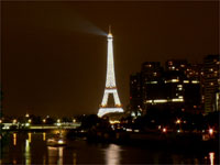 Khi hàng ngàn bóng đèn flash nhấp nháy, nhìn từ xa, tháp Eiffel như khoác lên mình bộ áo trắng tinh.(Ảnh : Trọng Nghĩa)