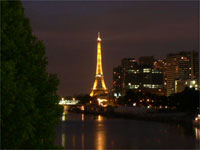 Tháp Eiffel trong bộ áo hoàng kim thường nhật, có từ năm 1985.(Ảnh : Trọng Nghĩa)