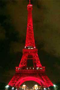 Ngày 24/01/2004, tháp Eiffel mặc áo đỏ mừng Tết Nguyên Đán của người Châu Á.(Ảnh : DR)