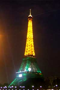 Nhân Cúp Thế Giới Bóng bầu dục Rugby tại Pháp (07/09 đến 20/10/2007), tháp Eiffel cũng mặc áo màu xanh và vàng(Ảnh : DR)