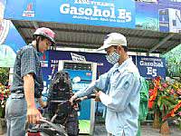 Ngày 15/9/2008, Hà Nội cho bán thí điểm xăng pha ethanol dưới tên gọi Gasohol E5.