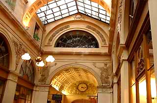 Galerie Vivienne có lối kiến trúc xa hoa của thời kỳ Haussman. Lối đi mái che hình vòm cung được chạm trỗ khéo léo