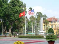 Quốc kỳ Việt Mỹ đã hai lần được thượng lên tại phủ Chủ Tịch ở Hà Nội để đón tiếp các tổng thống Clinton và Bush(Ảnh : RFI/Trọng Nghĩa)