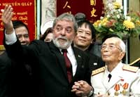 Đại Tướng Võ Nguyên Giáp tiếp đón tổng thống Brazil Lula da Silva tại Hà Nội ngày 10/07/2008(Ảnh : Reuters)