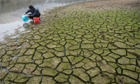Một nông dân đang vét nước tại tỉnh Giang Tây, ngày 05/02/2009Ảnh: Reuters