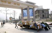 Người Trung Quốc chuyển táo qua cửa khẩu Thanh Thủy giữa Việt Nam và tỉnh Vân Nam(Ảnh : Reuters)