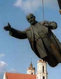 Ngày 23/08/1991, bức tượng Lê-nin tại thủ đô Lít Va bị tháo gỡ, dấu hiệu phản ánh sự phân rã của Liên Xô