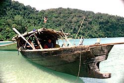 Thuyền chài của người Moken ở vịnh Andaman 