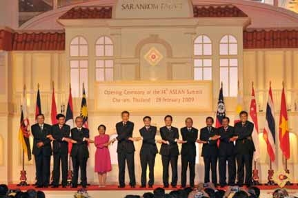 Lãnh đạo 10 nước Asean tại Hội Nghi Thượng Đỉnh Hua Hin (Thái Lan)(Nguồn : 14aseansummit.org)