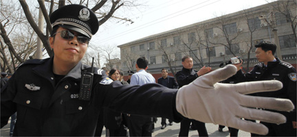 Công an Trung Quốc ngăn cản phóng viên ngoại quốc tiếp cận những người biểu tình tại Bắc Kinh, ngày 19/03/2009Ảnh : Reuters