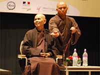 Thiền sư Thích Nhất Hạnh tại Alliance Française New Delhi (2008).(Nguồn : Bouddhachannel.tv)