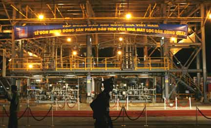 Bên trong nhà máy lọc dầu Dung Quất nhân ngày chính thức khởi động 22/02/2009(Ảnh : Reuters)