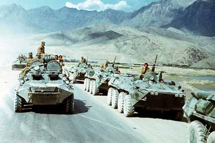Xe thiết giáp Liên Xô trên đường rút khỏi Aghanistan năm 1988(Nguồn : Wikipedia)