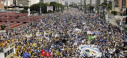 Hàng chục ngàn người biểu tình phản đối dự án sửa đổi Hiến pháp của tổng thống Hugo Chavez, Caracas, 29/11/2007 Ảnh : Reuters