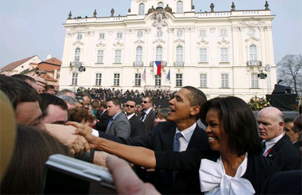 Tổng thống Obama và phu nhân bắt tay người dân Praha, ngày 05/04/2009Ảnh : Reuters