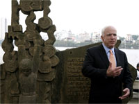 Thượng nghị sĩ John McCain bên bức phù điêu miêu tả cảnh ông bị bắt năm 1967, ở hồ Trúc Bạch, Hà Nội. Ảnh chụp ngày 07/04/2009Ảnh : Reuters