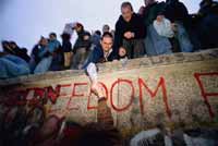 Người Đông Đức trèo tường qua Tây Berlin vào tháng 11 năm 1989
