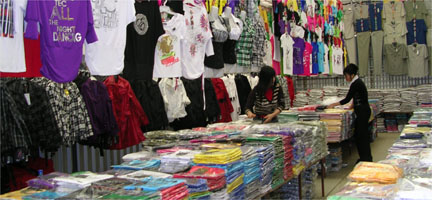 Một phần gian hàng bán buôn quần áo trong Trung Tâm Thương Mại SapaẢnh : Ánh Nguyệt / RFI