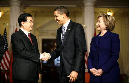 Tổng thống Hoa Kỳ Barack Obama (giữa) bắt tay chủ tịch Trung Quốc Hồ Cẩm Đào, tại sứ quán Mỹ ở Luân Đôn, ngày 31/03/2009Ảnh : Reuters