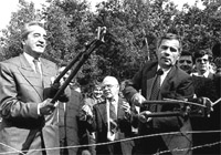 Hai ngoại trưởng Hungary và Áo dùng kềm để cắt hàng rào kẻm gai tại Sopron, năm 1989 (DR)   