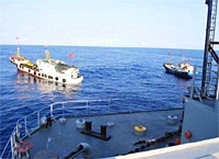 Tàu đánh cá Trung Quốc dừng trước quân hạm của Mỹ (AFP)