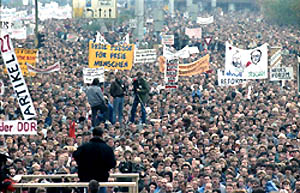 Một cuộc
                                    tập hợp biểu tình của người dân
                                    thành phố Dresden (DR)