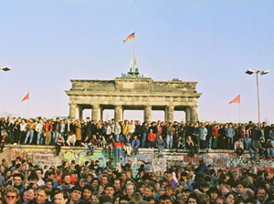 Ngày
                                    10/11/1989, người Đức đổ về cổng
                                    Brandenburg chào mừng sự kiện Bức
                                    Tường Berlin sụp đổ (DR)
