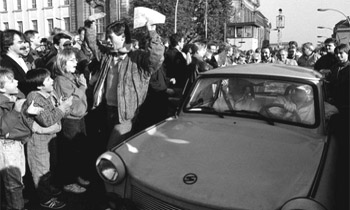 Lần đầu tiên, xe trabant của Đông Đức vào Tây Đức sau khi bức tường Berlin sụp đổ (DR)   