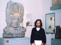 Phan Ngọc Minh tranh thủ đi vẽ ký họa Champa tại Viện Bảo Tàng Guimet (06/2004).(Ảnh : DR)