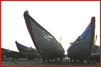 Tàu đánh cá nằm chờ trên bờ tại Quảng Ngãi(Ảnh : Reuters)