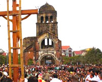 Thánh lễ trước tháp chuông nhà thờ Tam Tòa (DR)