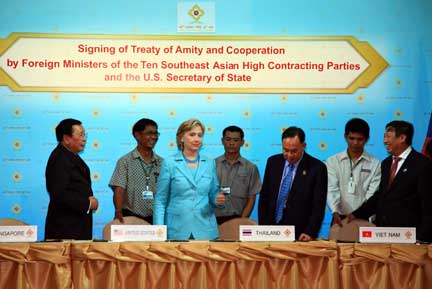 Ngoại trưởng Hoa Kỳ Hillary Clinton tại lễ ký kết Hiệp ước Thân thiện và Hợp tác với ASEAN ngày 22/07/2009 (Nguồn : 14thaseansummit.org)