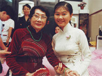 Nghệ sĩ Phùng Há (T) bên cạnh nghệ sĩ Quế Trân (p), con nghệ sĩ Thanh Tòng(Ảnh do nghệ sĩ Thanh Tòng cung cấp)