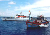 Tàu đánh cá Việt Nam bị hải quân Trung Quốc chặn lại