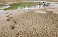 Khí hậu biến đổi kéo dài hạn hán, làm khô cạn sông hồ tại Trung Quốc Ảnh : Reuters