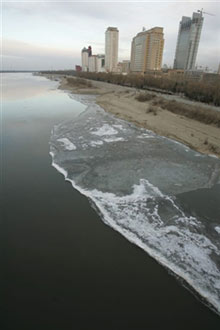 Sông Tùng Hoa chảy qua Thành phố Cáp Nhĩ Tân, tỉnh Hắc Long Giang từng bị ô nhiễm nặng vì chất benzene vào tháng 11/2005(Ảnh : AFP)
