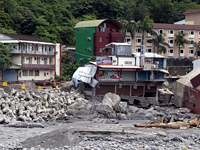 Cảnh thiệt hại ngày 13/08/2009, ở vùng Đài Đông, Đài Loan, sau cơn bão Morakot ( Ảnh : Reuters )