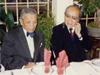 Hai giáo sư Nguyễn Mạnh Tường (T) và Hoàng Xuân Hãn (P) tại Paris năm 1989(Ảnh : DR)